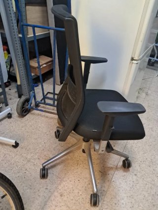 Silla de oficina Actiu negra