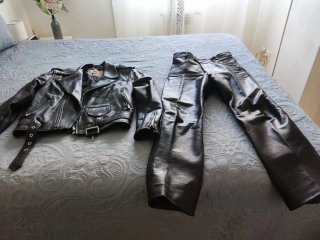 Conjunto de Cazadora 80€ y Pantalón de Cuero 19.99