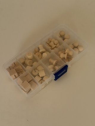 Chinchetas de madera en caja organizadora
