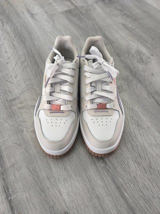Zapatillas Puma Blancas y Beige