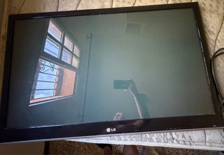 Televisión LG grande en perfecto funcionamiento