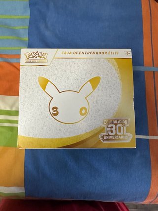 Caja de Entrenador Élite Pokémon 30 Aniversario