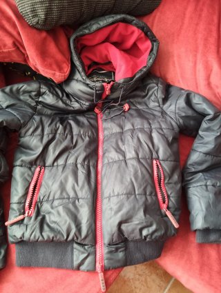 Abrigo Superdry Negro y Rojo