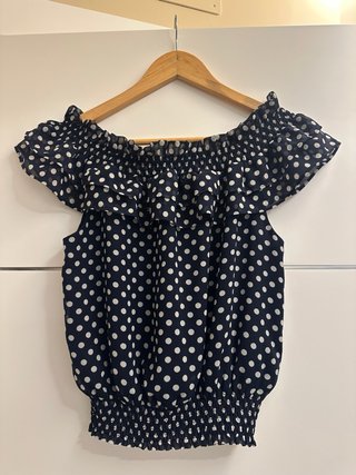 Blusa de color azul marino, sin mangas .