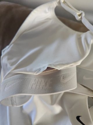 Top deportivo Nike blanco NUEVO