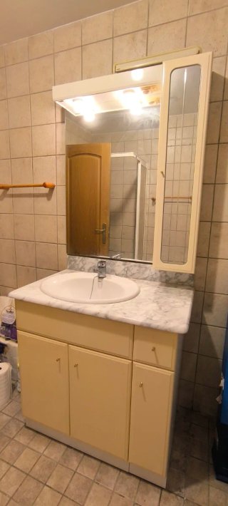 Mueble de baño con lavabo, espejo y mueble auxilia