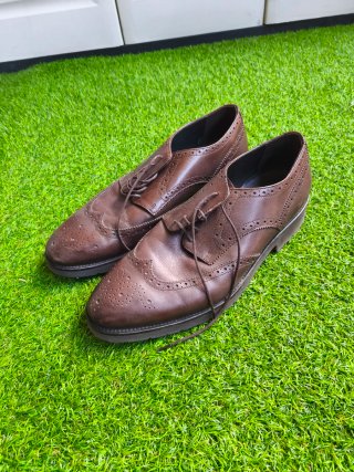 Zapatos de vestir marrones estilo brogue