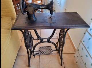 Maquina de coser Singer antigua con mesa