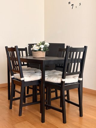 Mesa y 4 sillas de madera negras