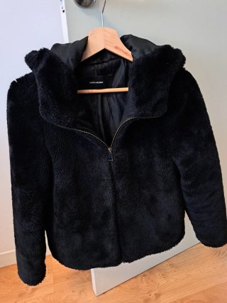 Chaqueta de pelo sintético negra Vero Moda