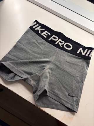 Short deportivo Nike Pro gris