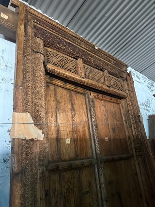 Gran Puerta India Antigua con Celosía