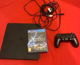 PlayStation 4 (PS4) con mando y juego