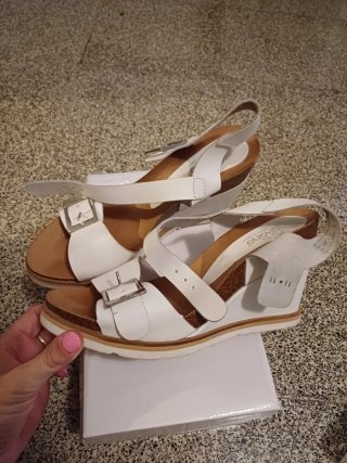 Sandalias de cuña blancas yokono