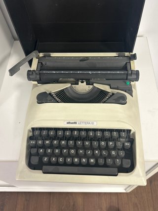 Máquina de escribir Olivetti Lettera 10