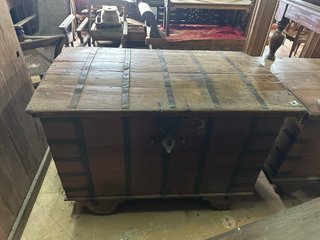 Baúl antiguo de madera y hierro con ruedas