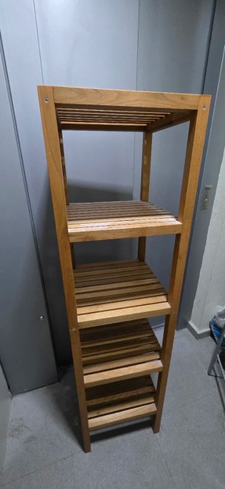 Estantería de Madera serie Molger de Ikea.
