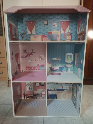 Casita de madera para muñecas