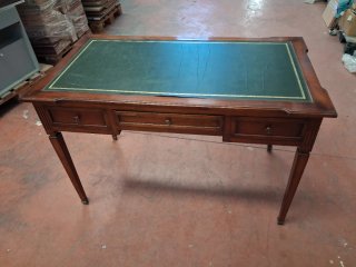 Mesa de escritorio clásica de madera