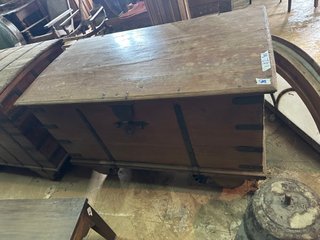 Baúl Antiguo de Madera con Cantoneras
