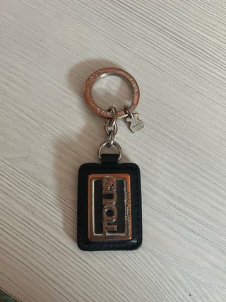 Llavero Tous Negro y Metalizado