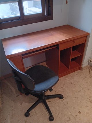 Escritorio de imitación madera y silla giratoria