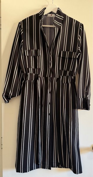 Vestido camisero negro con rayas blancas