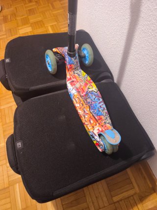 Patinete de 3 ruedas con diseño estampado