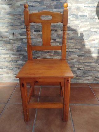 4 sillas de madera rústica.