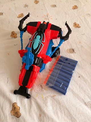 Lanza agua y balas spiderman