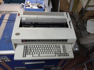 Máquina de escribir eléctrica IBM Actionwriter 1
