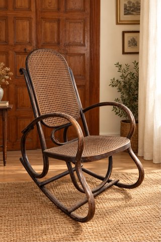Mecedora antigua de madera curvada y rejilla