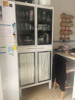 Vitrina blanca con puertas de cristal