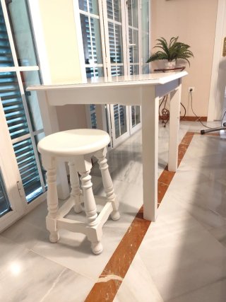 Mesa Blanca de madera 80x80 con Taburete