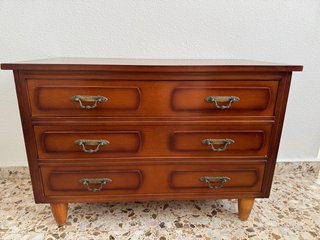 Cómoda de madera clásica