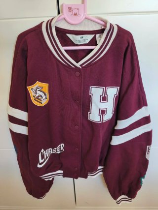 Sudadera H&M Burdeos Estilo Varsity/universitario.