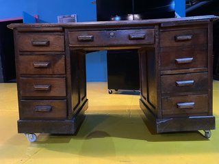 Escritorio antiguo de madera