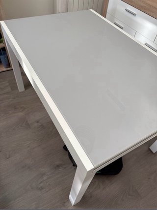 Mesa Blanca con Sobre de Cristal
