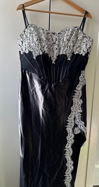 Vestido de fiesta negro y plateado