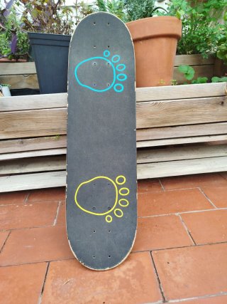 Skate con diseño de huellas