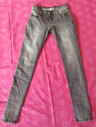 Pantalón vaquero gris
