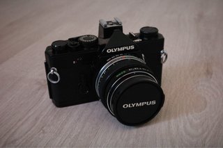 Cámara Olympus OM-1N con objetivo Zuiko 50mm