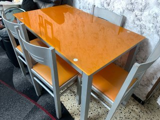 Mesa de Comedor Naranja con 4 Sillas