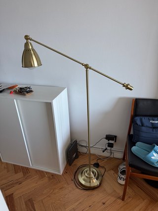 Lámpara de pie dorada IKEA