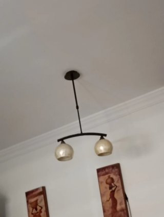 Lámpara de techo con focos muy nuevas.