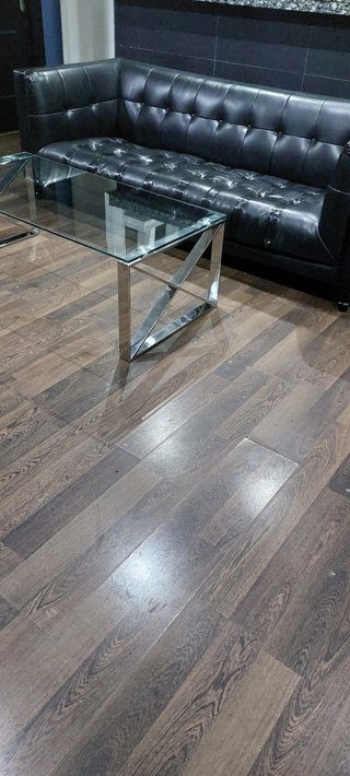 Sofá Chesterfield y Mesa de Centro de Cristal
