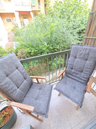 2 Sillas de Madera con Cojines
