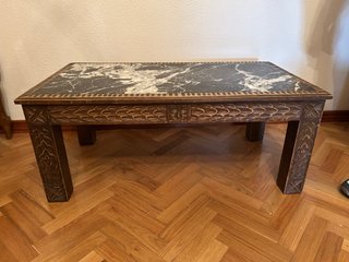 Mesa baja antigua de madera y mármol