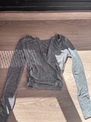 Top de manga larga gris