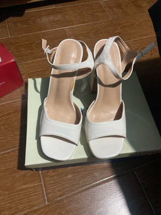 Sandalias de tacón blancas